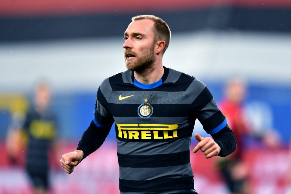 Parche oficial UEFA Starball de la Champions League y parche Respect en las mangas de la jersey del Inter de Milán temporada 2020-21