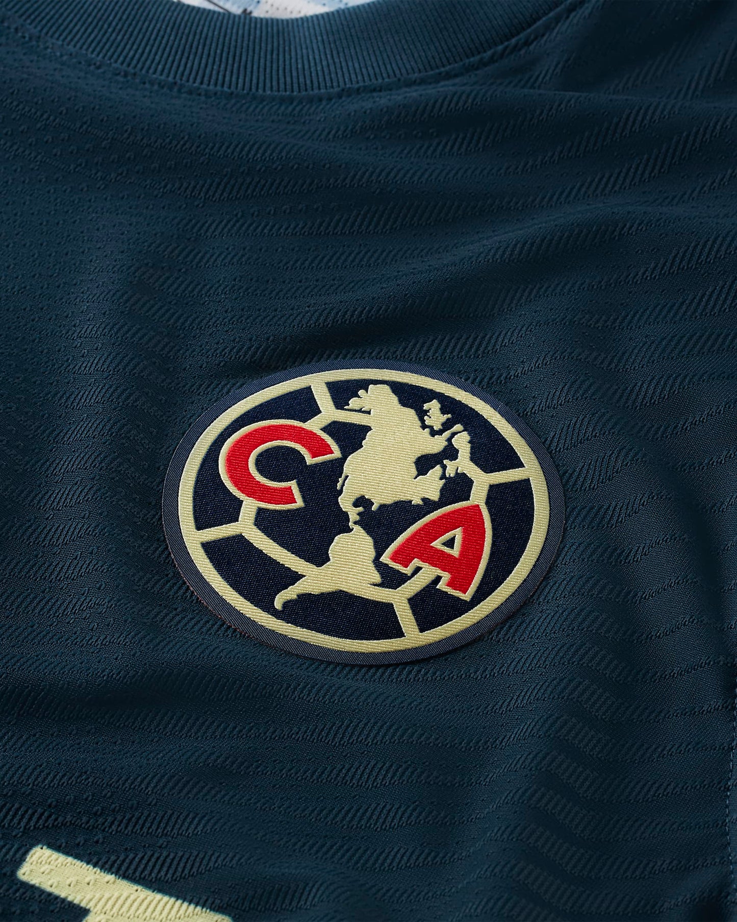 Escudo del Club América  termosellado en silicona de alta densidad sobre tejido técnico Dri-FIT ADV.