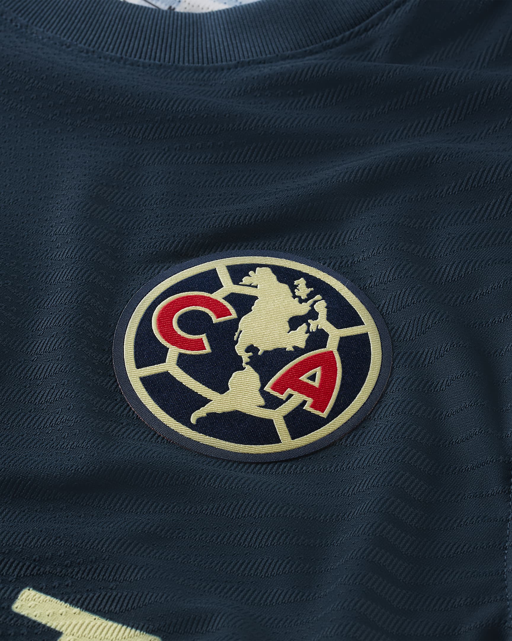 Escudo del Club América  termosellado en silicona de alta densidad sobre tejido técnico Dri-FIT ADV.