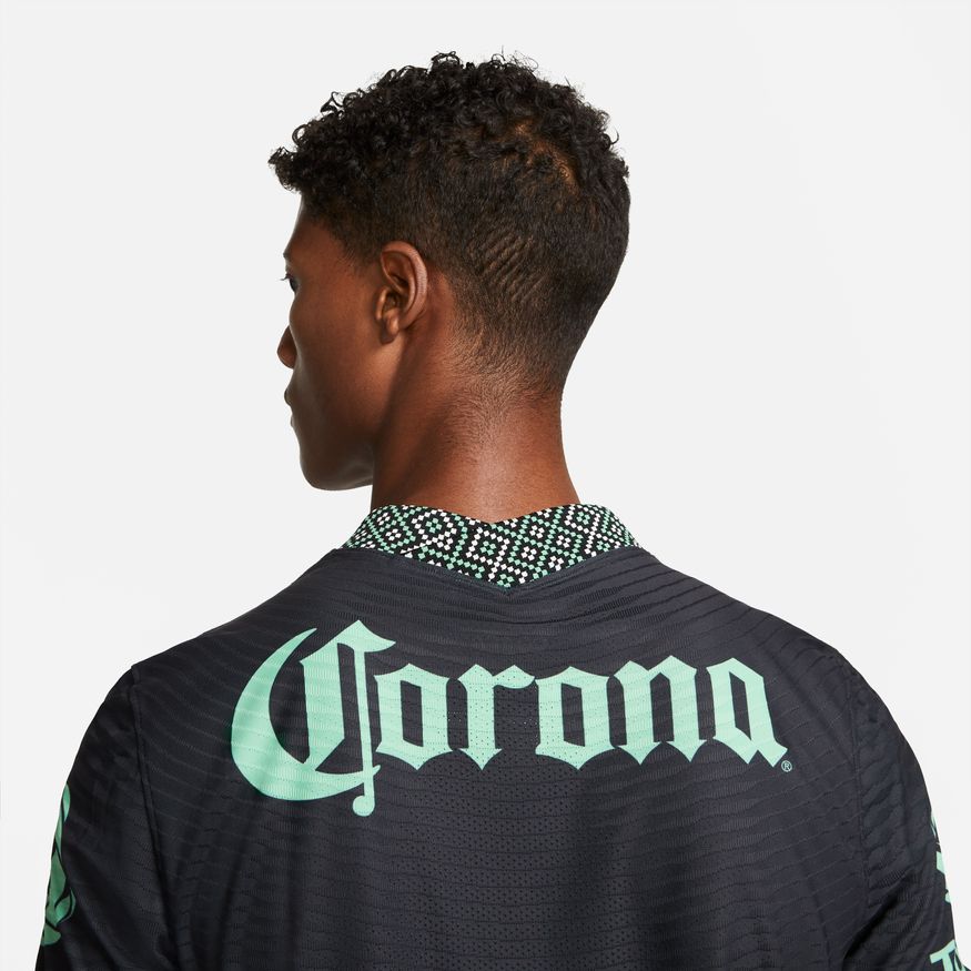 Detalle en cuello tipo V y patrocinador en el jersey Nike ADV vapor match tercero Club America 2021/22