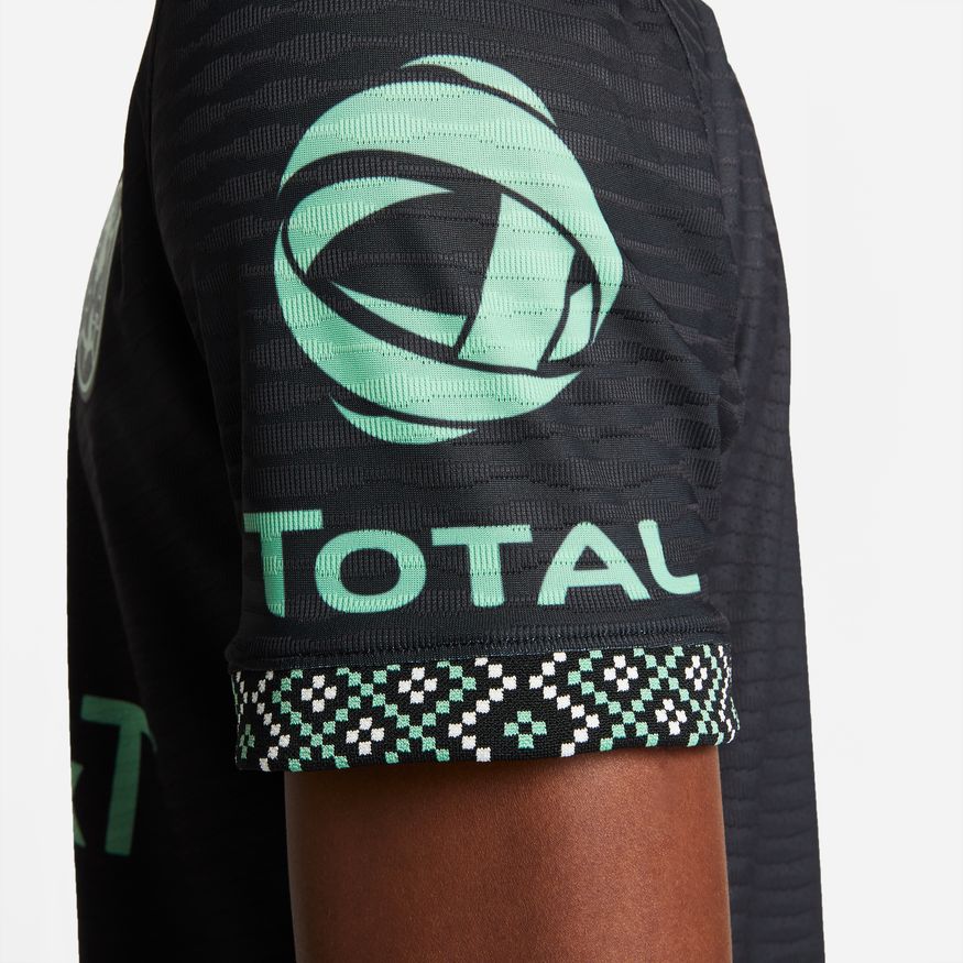 Perspectiva lateral del jersey Club América 2021/22 mostrando el corte atlético entallado (Slim Fit) y la textura orgánica del tejido Vapor Match.