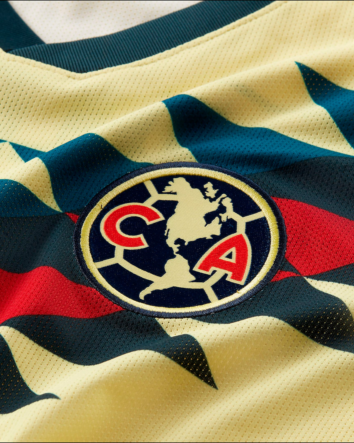 Detalle de cerca del escudo del Club América sobre el tejido VaporKnit del Jersey Vapor Match Local 2019-20, disponible en Futbol90MX.