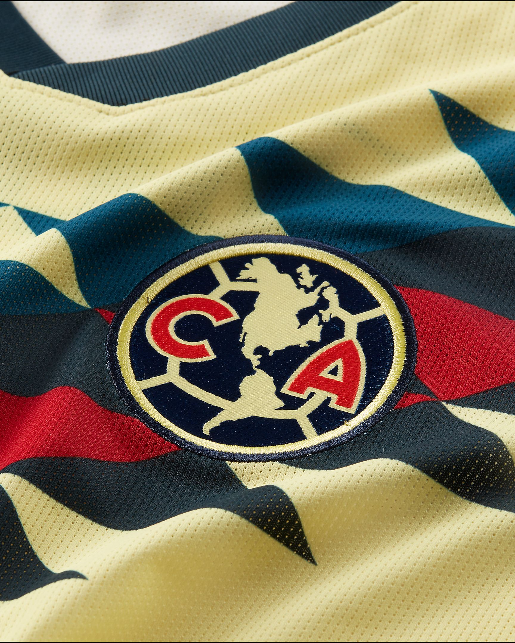 Detalle de cerca del escudo del Club América sobre el tejido VaporKnit del Jersey Vapor Match Local 2019-20, disponible en Futbol90MX.