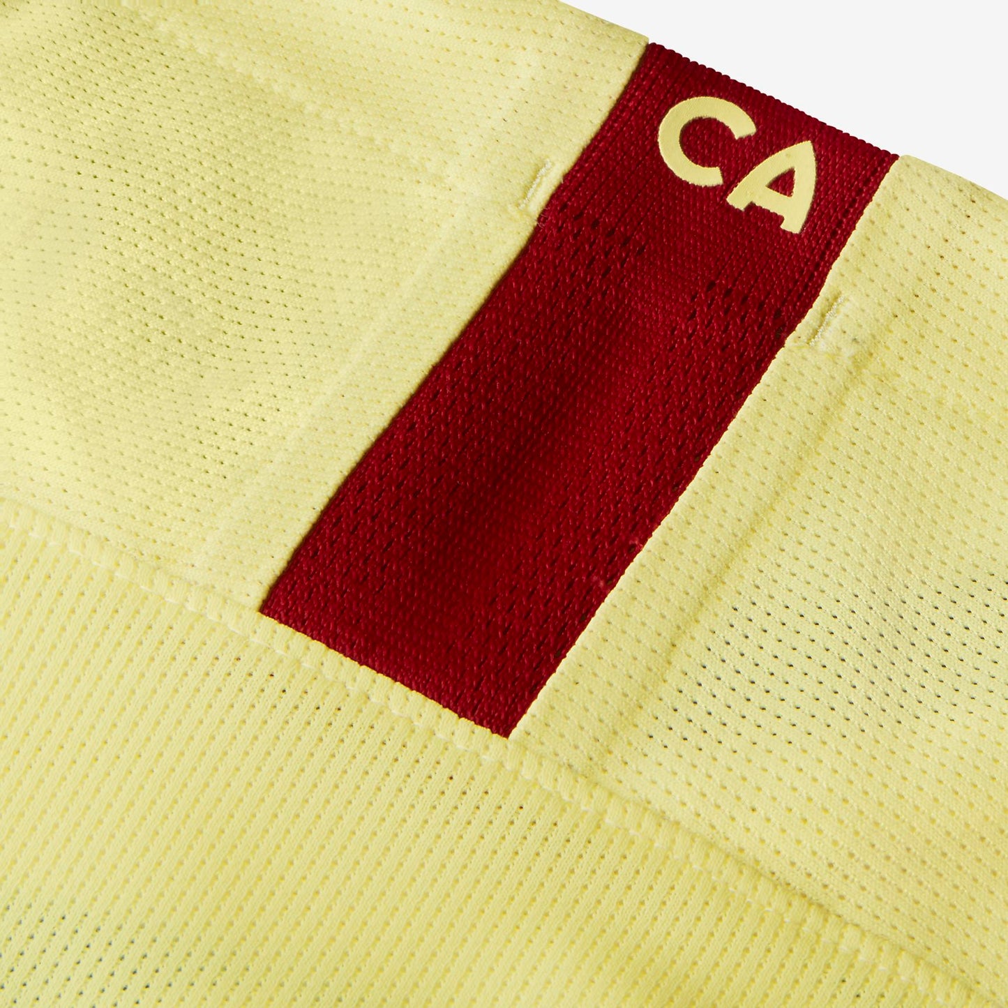 Detalle de la nuca con la franja roja y las letras CA en relieve sobre el tejido VaporKnit del jersey Vapor Match del Club América 2019-20, en Futbol90MX