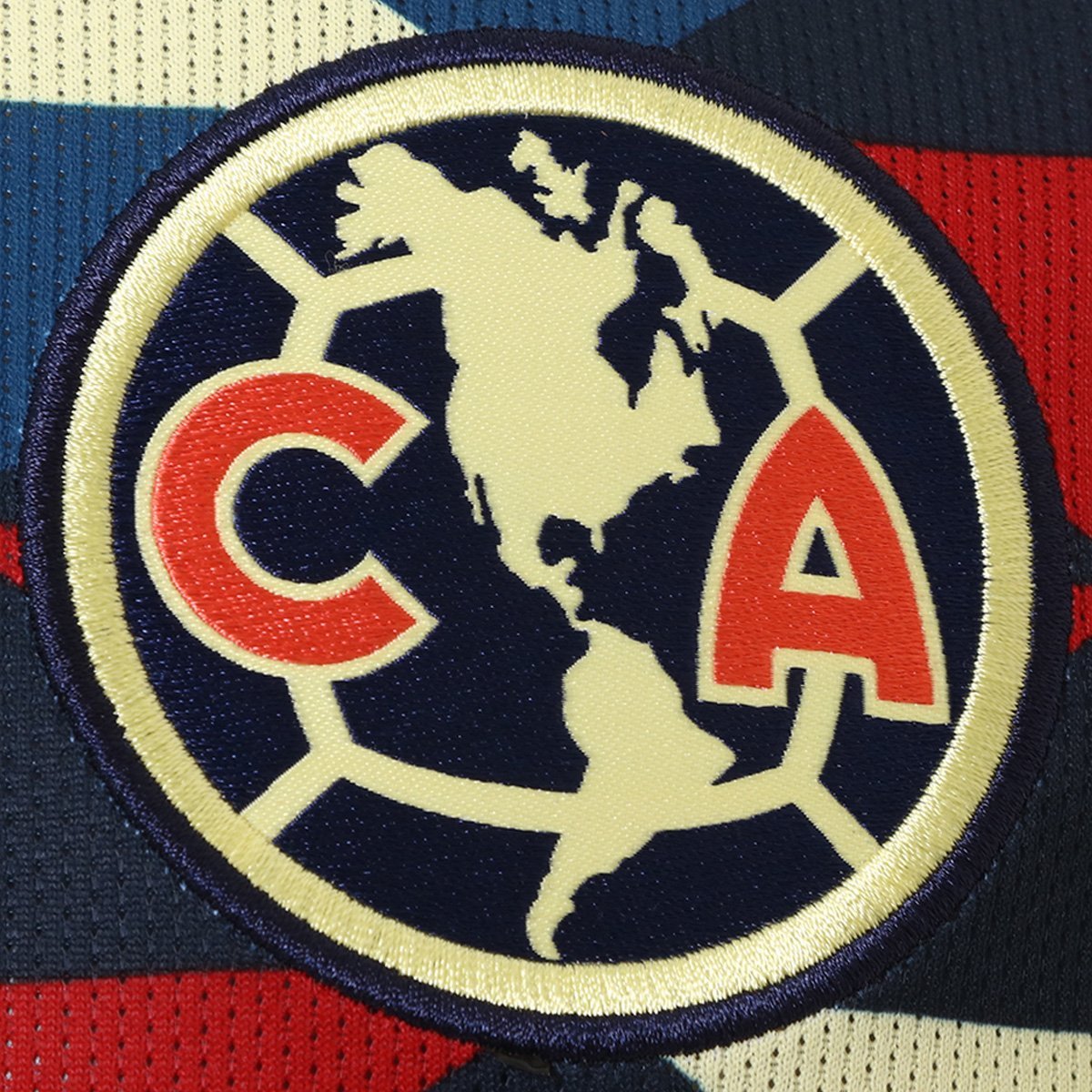 Detalle de cerca que muestra el escudo bordado de alta definición del Club América sobre el fondo geométrico del jersey vapor match de local 2019-20, stock Futbol90MX