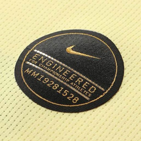 Detalle de la etiqueta de autenticidad dorada Authentic VaporKnit en el dobladillo inferior del jersey Vapor Match del Club América 2019-20, en Futbol90MX