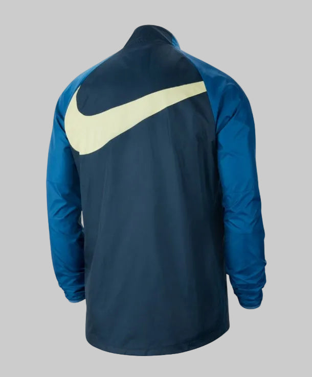 Vista posterior de la chamarra rompevientos Nike Club América 2020/21 (Ref. CI9513-457) con ajuste deportivo y tecnología repelente al agua en Futbol90MX
