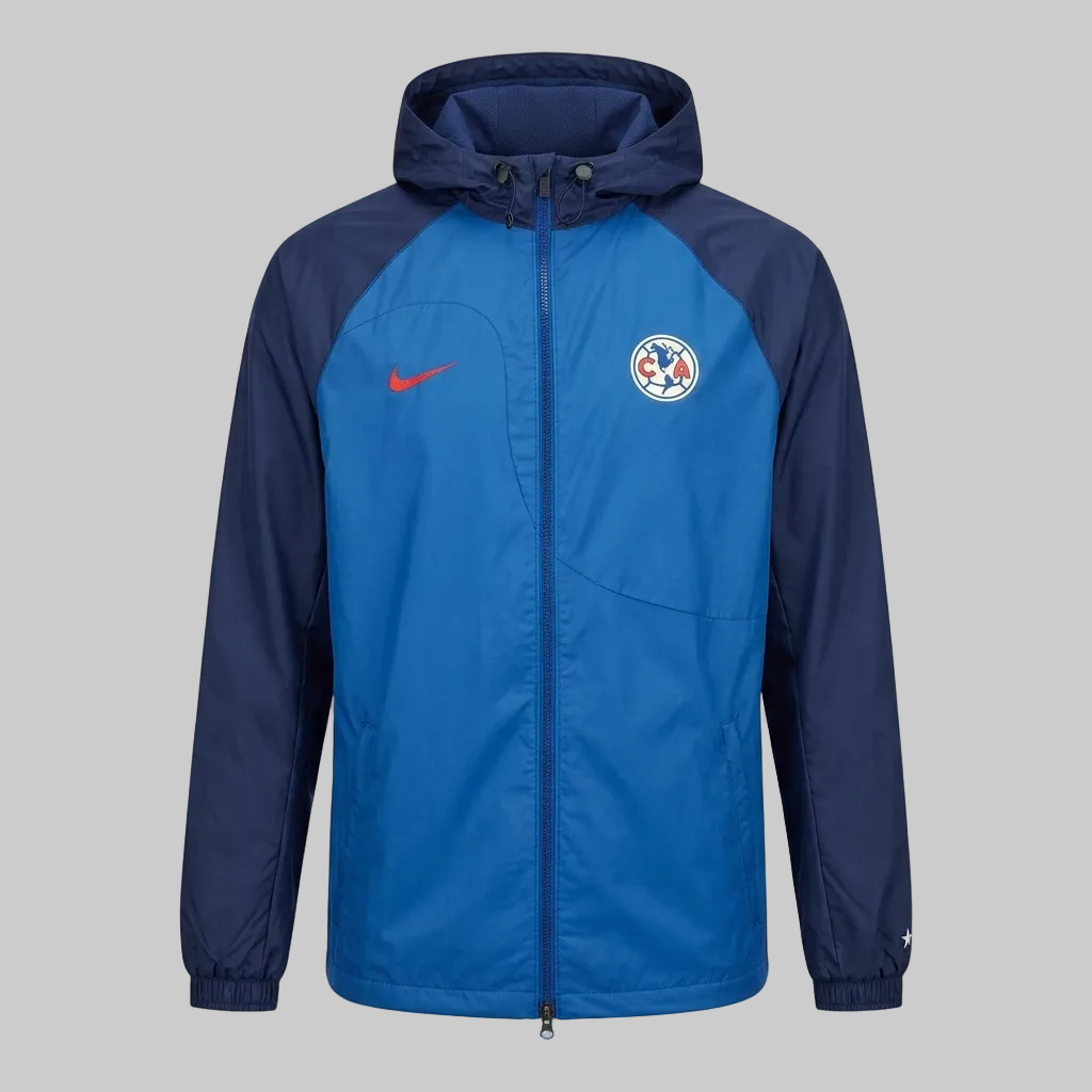Vista frontal de la chamarra Nike Strike Woven Club América 23/24 mostrando el cierre completo, bolsillos laterales con cremallera y diseño aerodinámico.