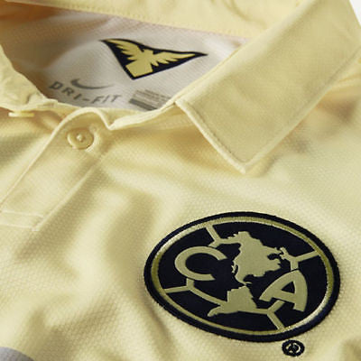 Detalle de cuello tipo polo tailored con botonera oculta y gráfico de Águila interna de jersey de local Club América 2014 y escudo bordado, lote deadstock verificado en Futbol90MX