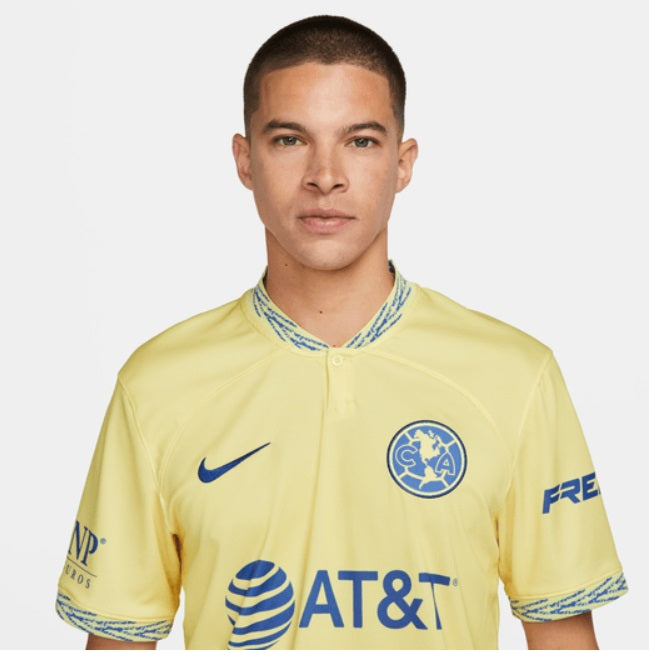 Acercamiento en alta definición al escudo del Club América y el logo de Nike bordado en azul marino, validando la calidad de archivo histórico.