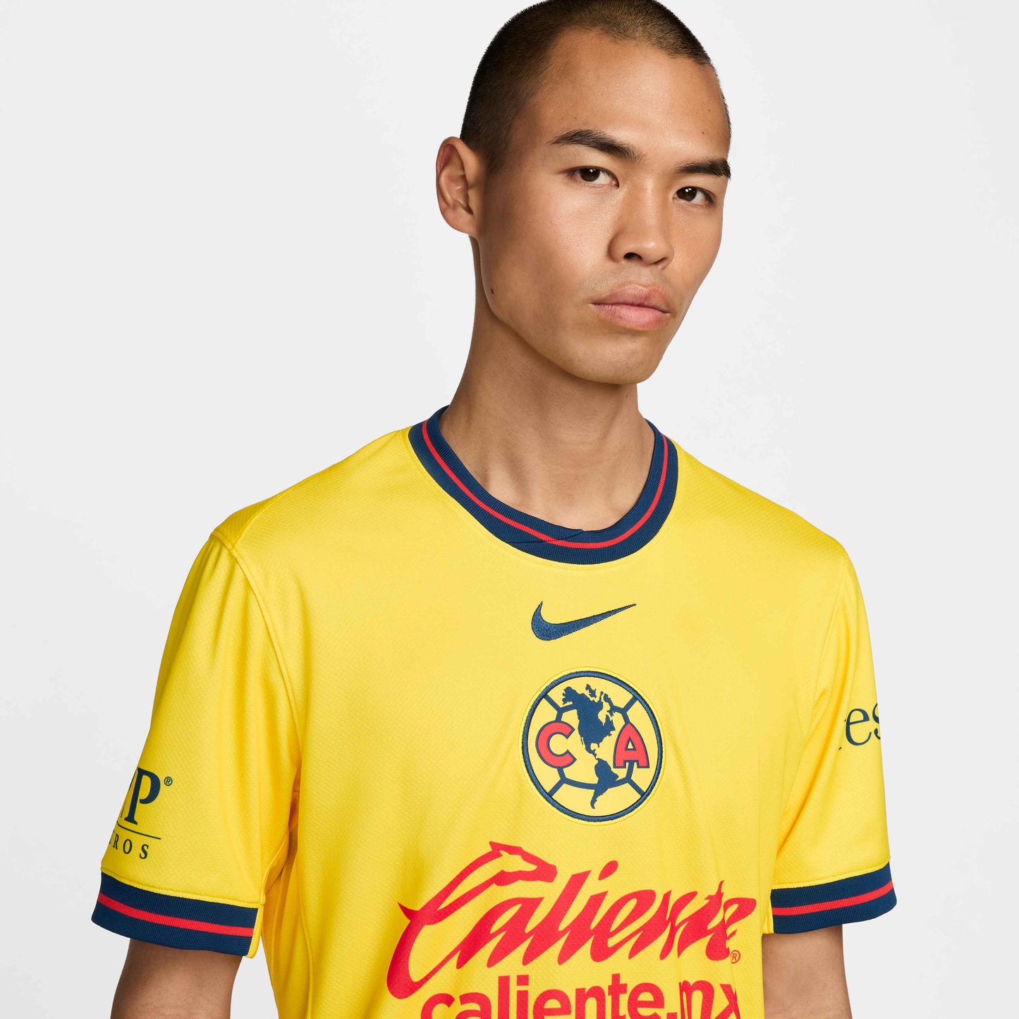 Detalle del cuello y puños del jersey Club América 2024/25, con los acentos característicos en azul y rojo. Pieza certificada Historical Archive Boutique.