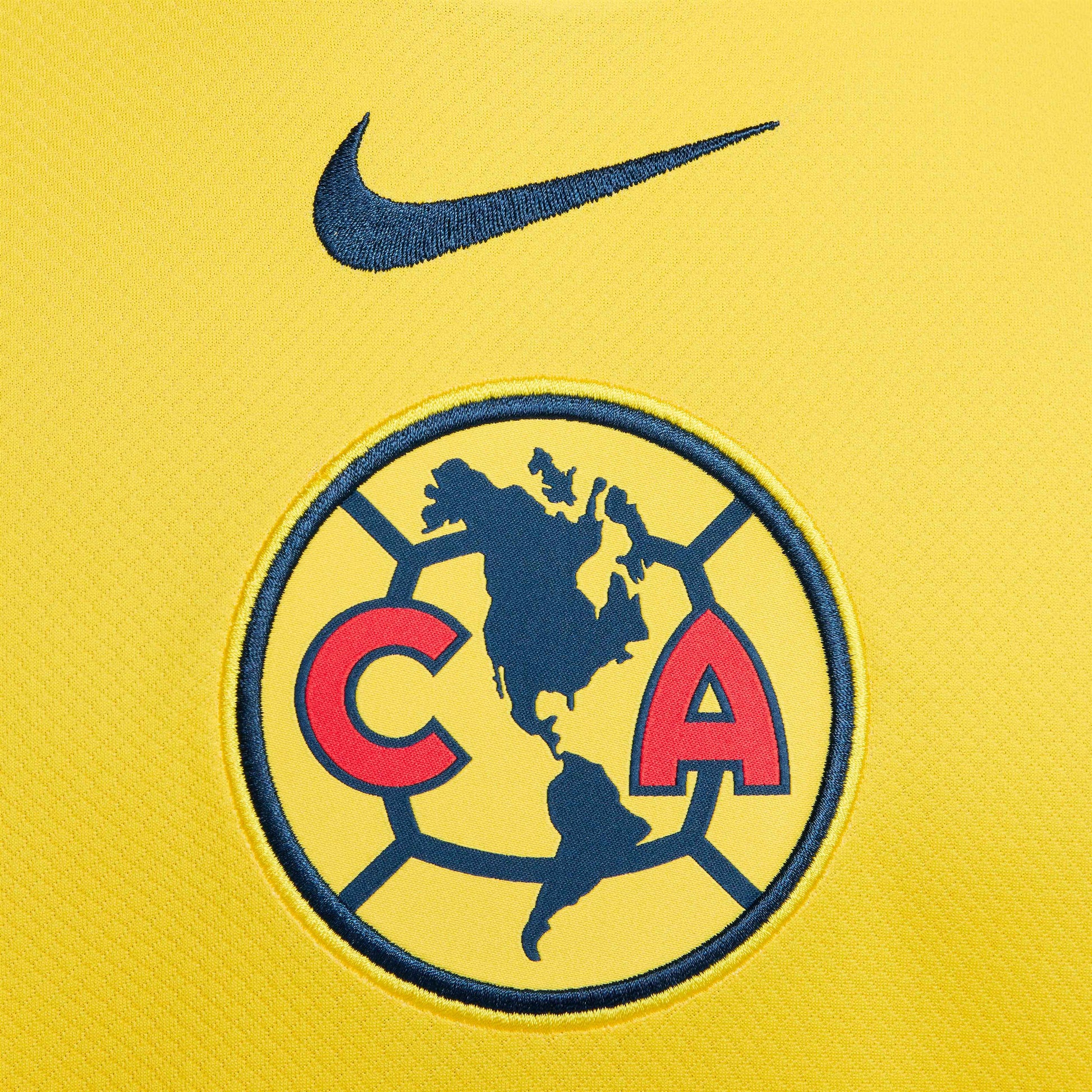 Primer plano del escudo del Club América y el logo Nike en el jersey local 2024/25, mostrando precisión en el tejido técnico Dri-FIT. Referencia FN8778-720.
