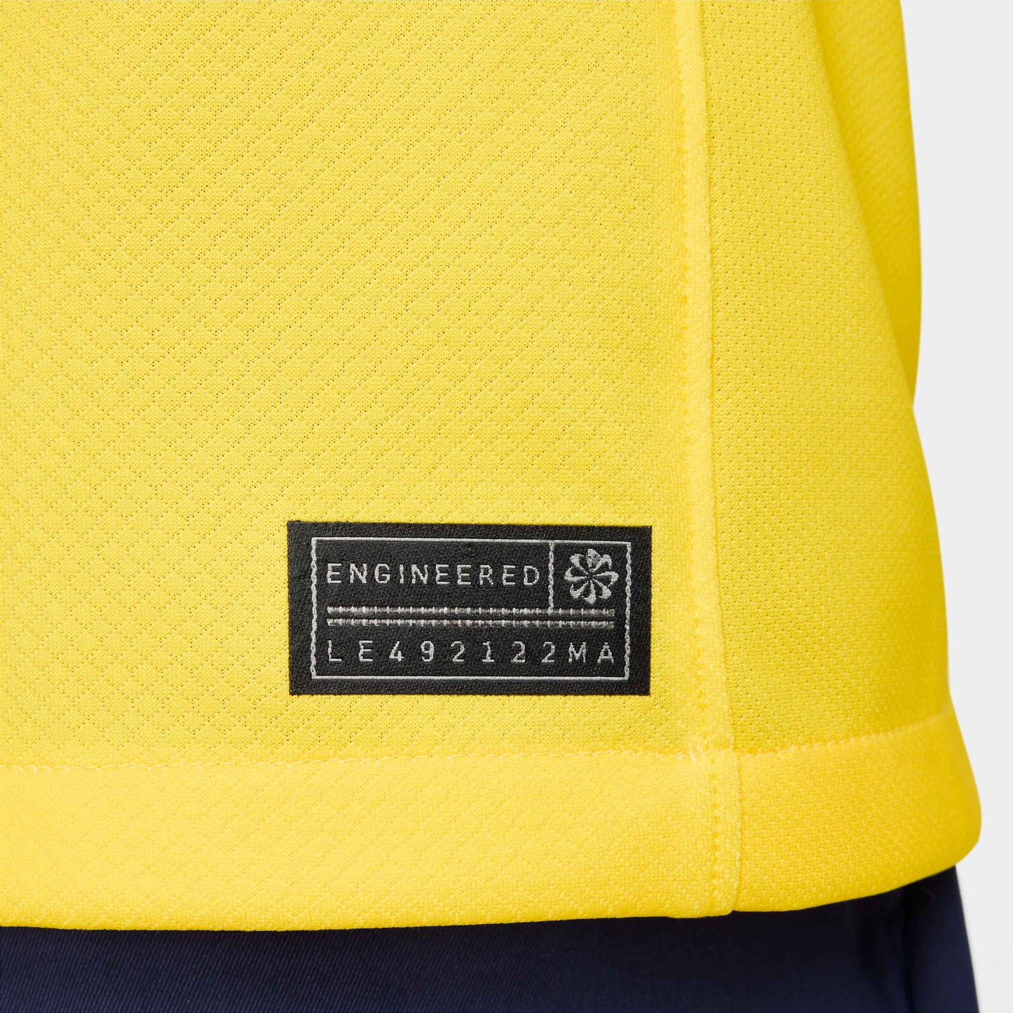 Vista de la etiqueta de autenticidad en la parte inferior del jersey Club América 2024/25, validando el código de producto Nike FN8778-720.