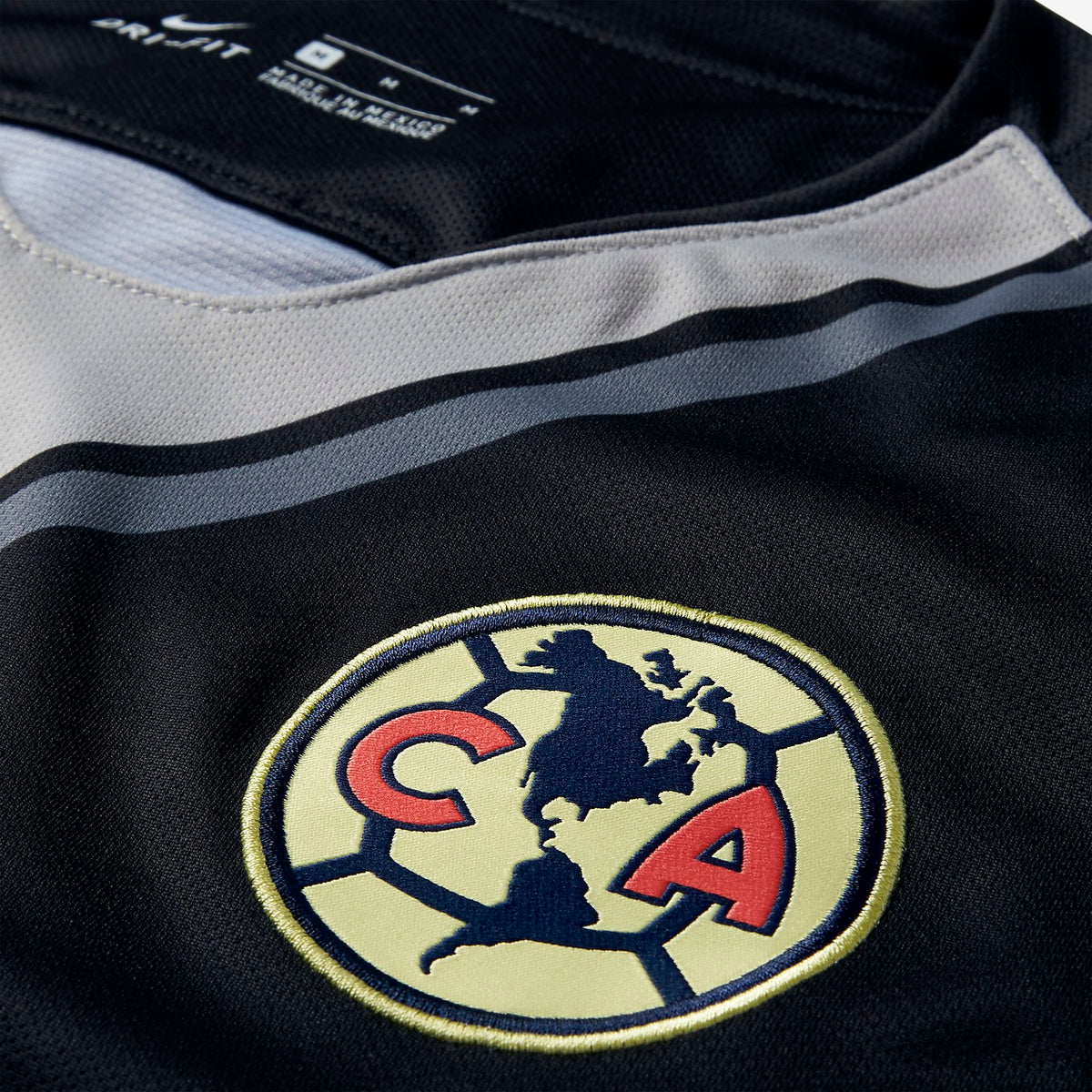 Primer plano del escudo bordado del Club América y el cuello con diseño técnico de la camiseta de portero Nike Club América 2018/19 manga larga (Art. 919043-011), en Futbol90MX