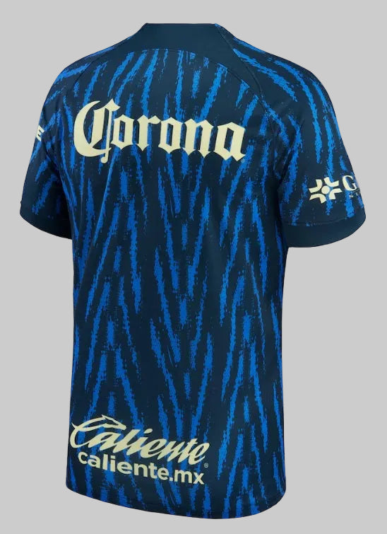 Vista posterior del jersey de visitante Club América 2022/23 con diseño 'Oceanic Glitch' en azul obsidiana y patrocinios
