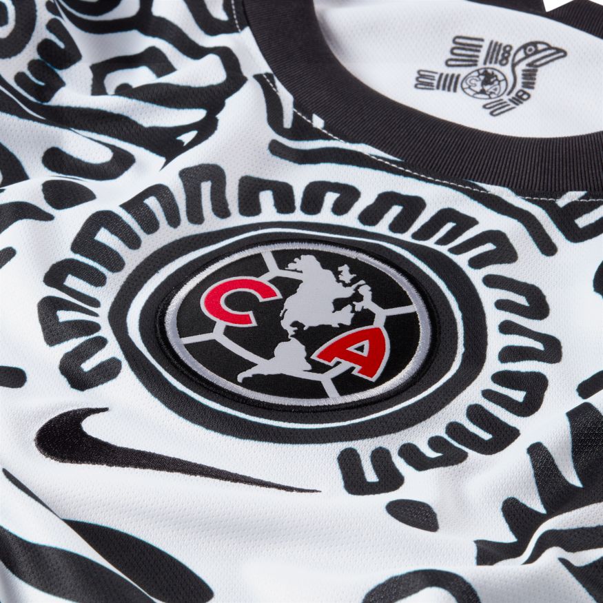 Vista de cerca del escudo y Swoosh bordados en el jersey tercero 2020/21 del Club América (Código: CV3707-100) en Futbol90MX