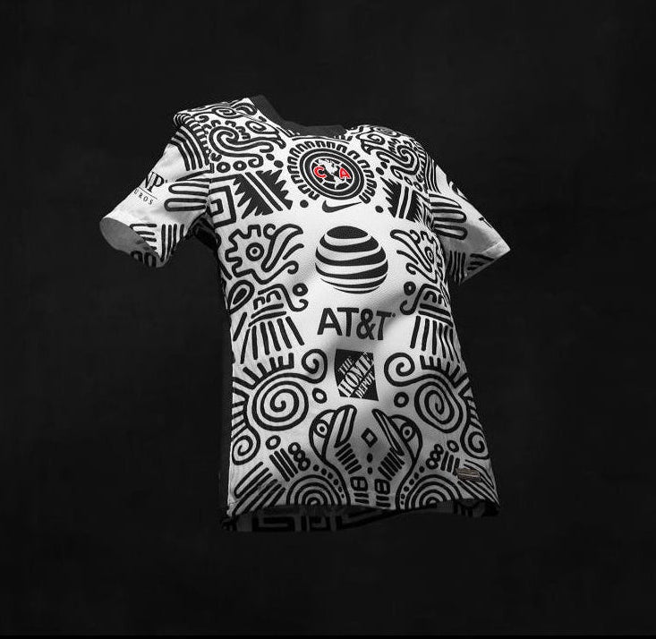 Vista flotante en estudio del jersey de la tercera equipación 2020/21 del Club América (Código: CV3707-100), mostrando los gráficos aztecas y patrocinadores en Futbol90MX.
