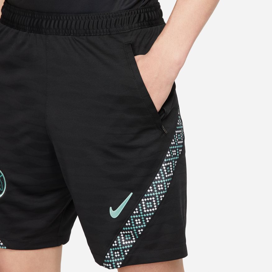 Vista de los bolsillos laterales con cierre oculto de los shorts Nike Strike, resaltando la construcción de perfil bajo para alto rendimiento.