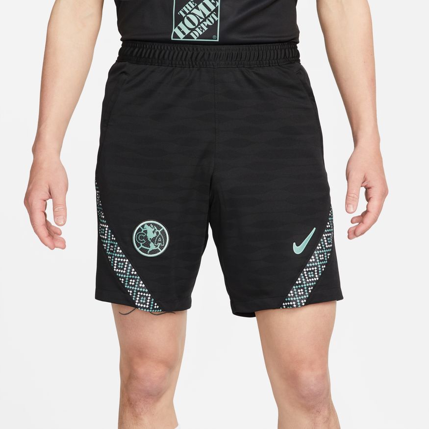 Detalle del escudo monocromático del Club América y el Swoosh de Nike aplicados en color verde jade sobre el tejido técnico Strike.