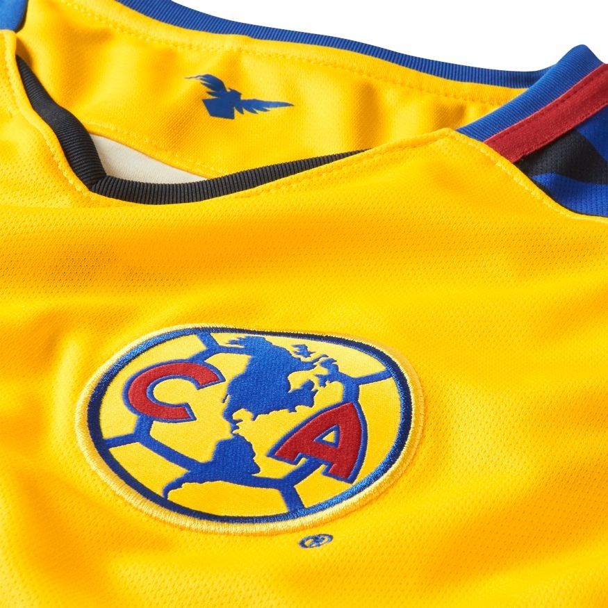 Primer plano del pecho del tercer jersey Nike del Club América 2018, con el escudo circular clásico bordado, y detalles en el cuello V, stock Futbol90MX