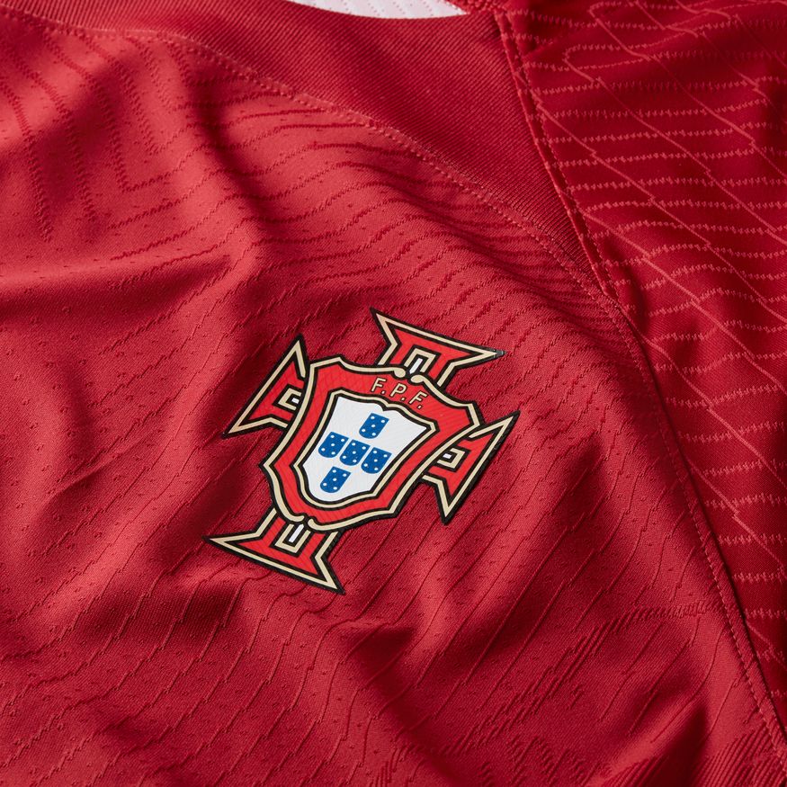 Detalle frontal jersey Portugal 2022 Match Issue (DN0627-628). Escudo FPF termosellado de alta definición y patrón Jacquard técnico. Calidad de archivo.