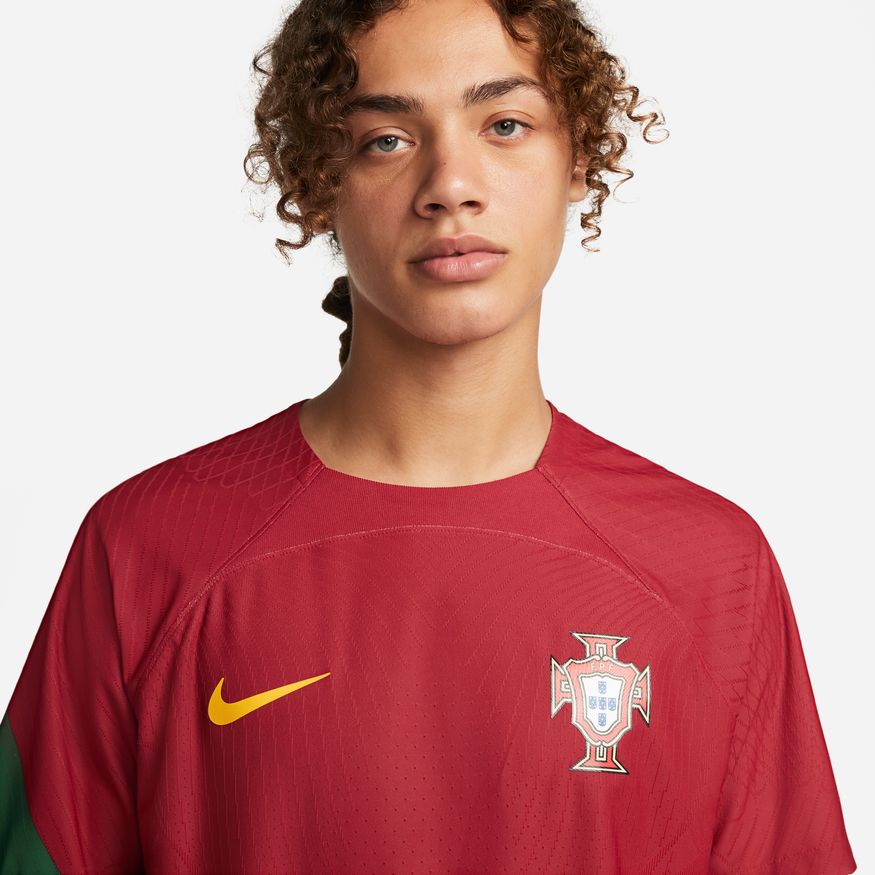 Detalle de cuello técnico y acabados termosellados en jersey Nike Portugal ADV Match 2022 de Cristiano Ronaldo. Patrón Jacquard integrado en diseño diagonal. Calidad museo en Futbol90MX