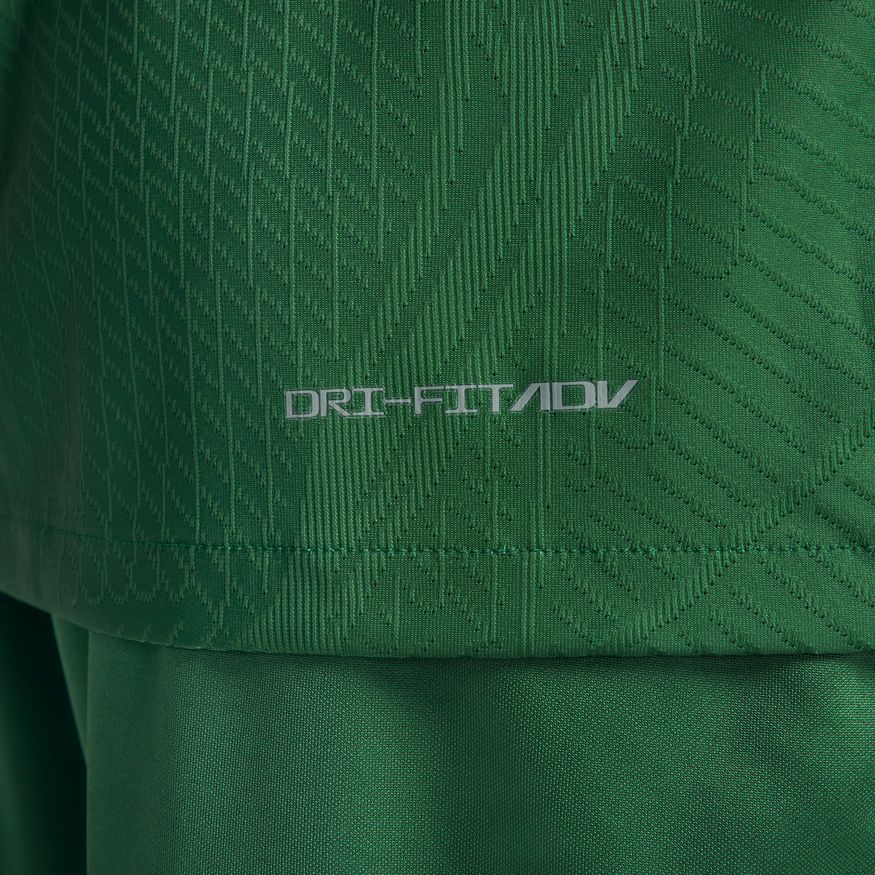 Vista macro de la tecnología textil Nike ADV (Advantage Dri-FIT) en jersey Portugal 2022 Match. Patrón texturizado para ventilación mapeada. Calidad de archivo técnico.