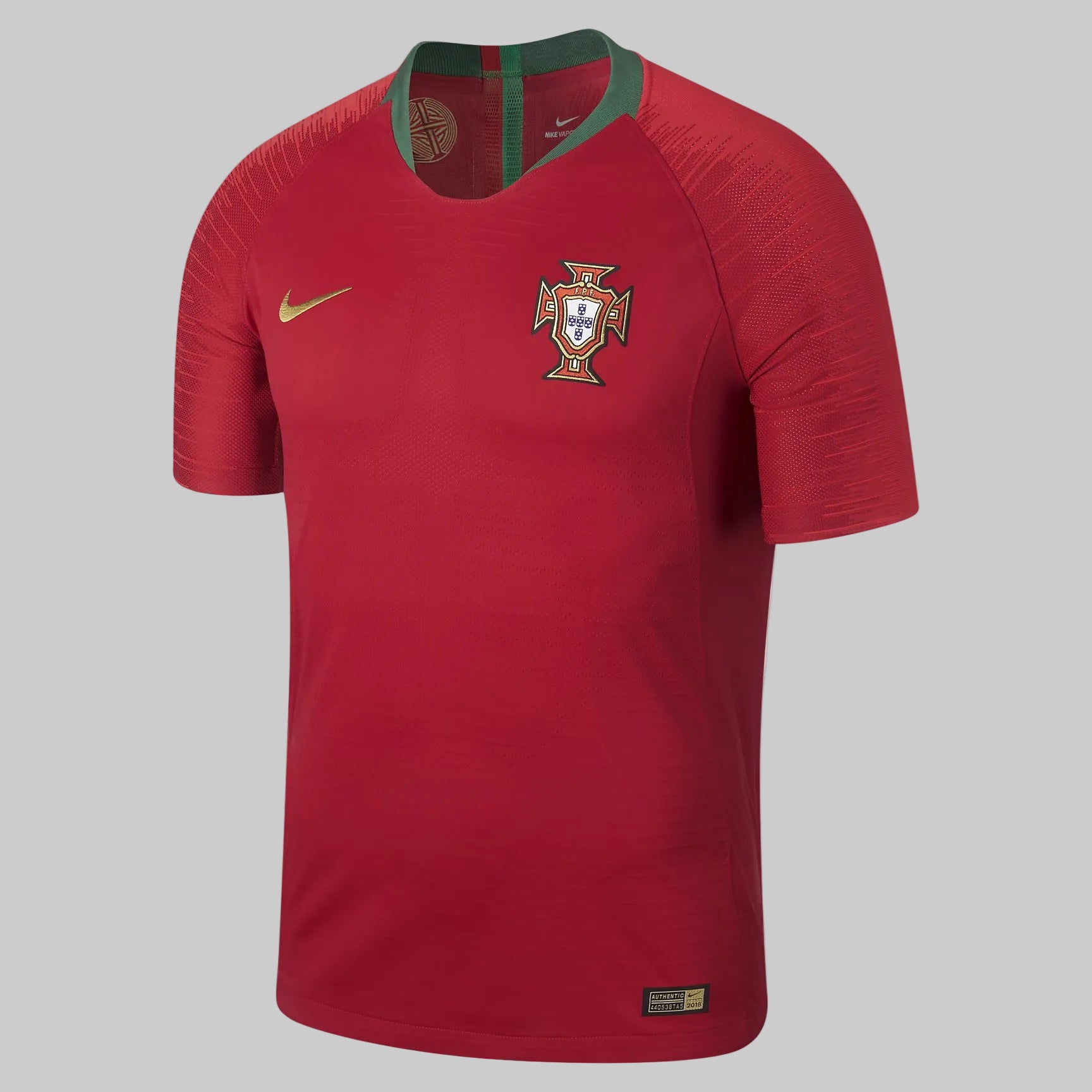 Vista frontal del jersey local de Portugal 2018 de Ronaldo 7 con escudo termoaplicado y tecnología VaporKnit, edición auténtica de jugador, stock Futbol90MX