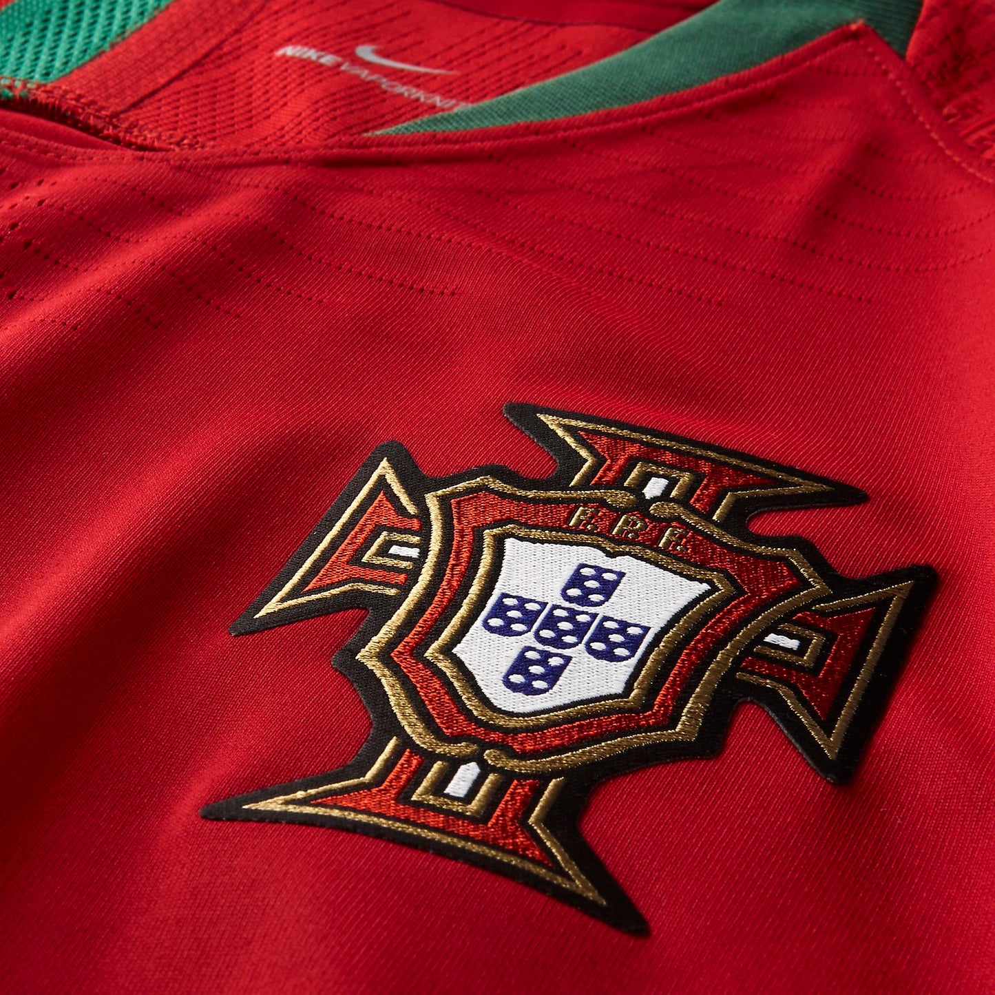 Acercamiento al escudo de Portugal termo-aplicado en el Jersey Nike Authentic Vapor Match de Ronaldo 7 para el Mundial FIFA 2018