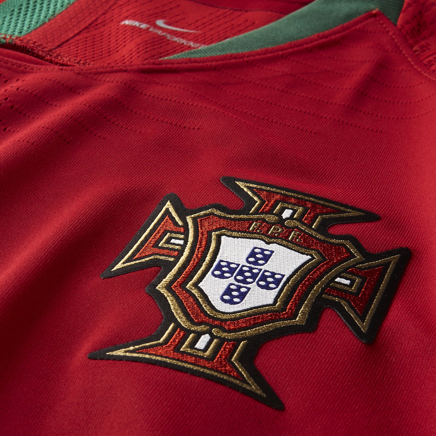 Acercamiento al escudo de Portugal termo-aplicado en el Jersey Nike Authentic Vapor Match de Ronaldo 7 para el Mundial FIFA 2018