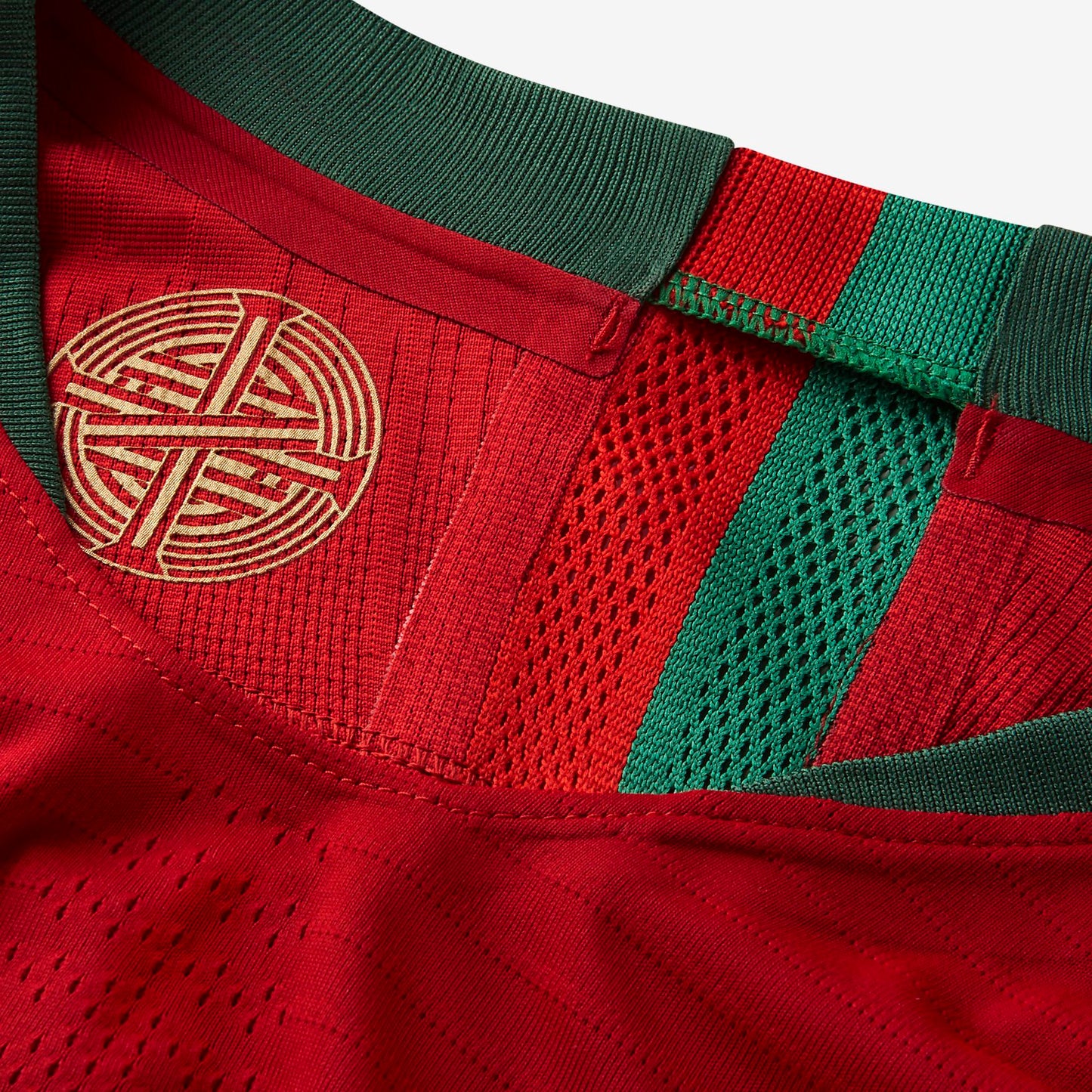 Vista cercana del cuello con la banda distintiva y gráficos internos, resaltando el diseño preciso de la equipación de Portugal 2018 Authentic Vapor Match Jersey de Ronaldo 7
