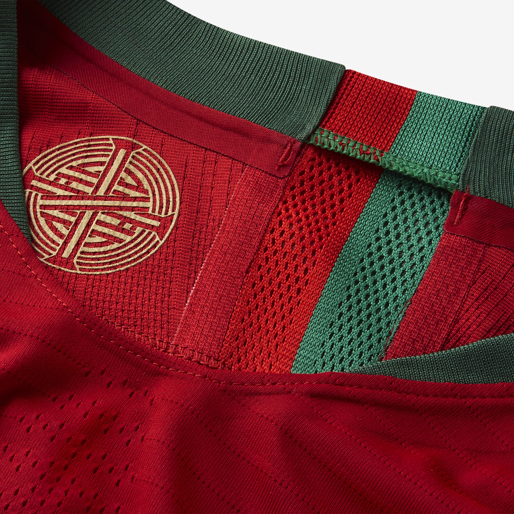 Vista cercana del cuello con la banda distintiva y gráficos internos, resaltando el diseño preciso de la equipación de Portugal 2018 Authentic Vapor Match Jersey de Ronaldo 7