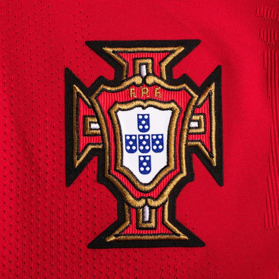 Primer plano del tejido técnico Nike VaporKnit con textura en relieve y escudo de Portugal termosellado - Calidad Deadstock 10/10 Futbol 90 MX.