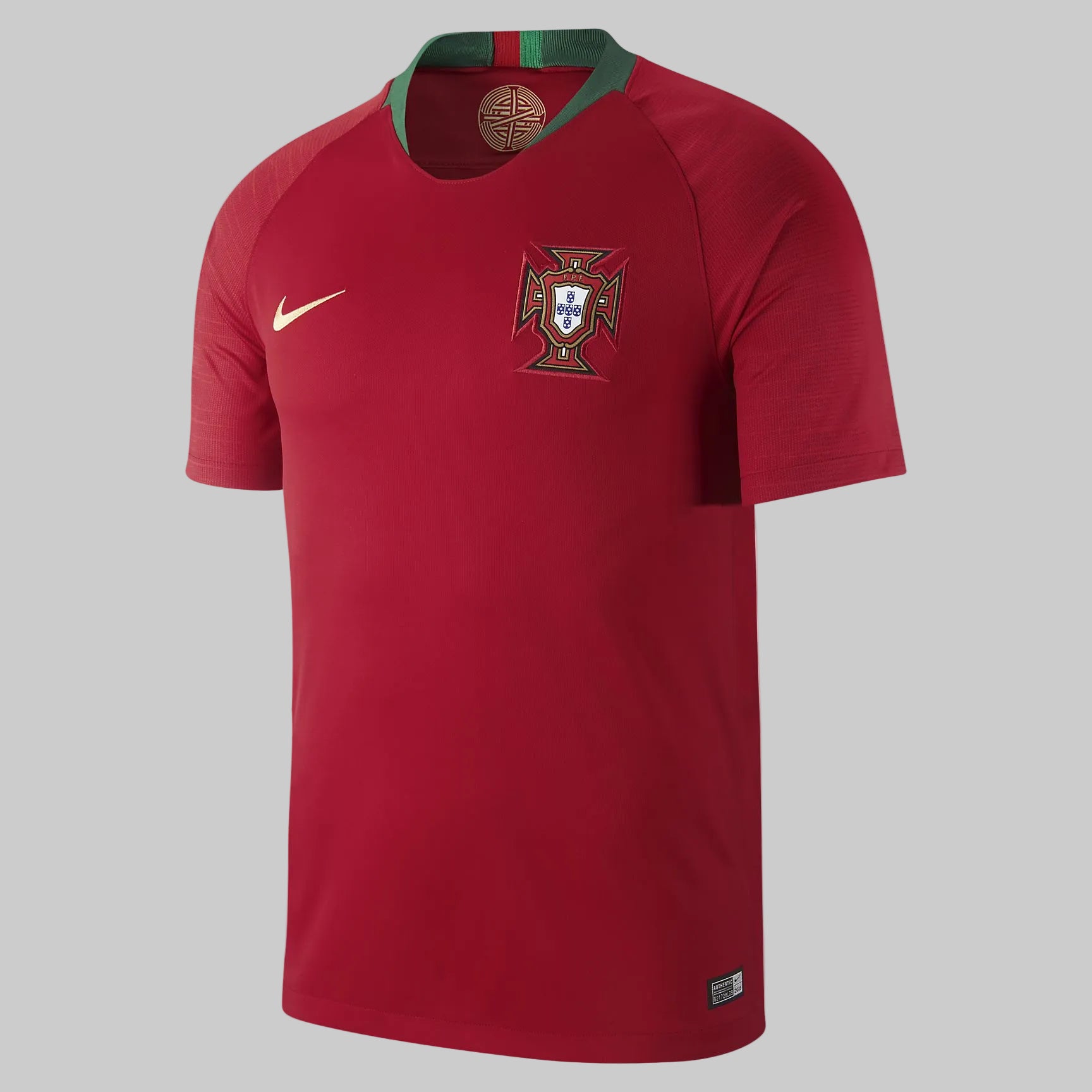 Estampado oficial de Cristiano Ronaldo número 7 en tipografía dorada satinada sobre el jersey de local de Portugal para el Mundial 2018