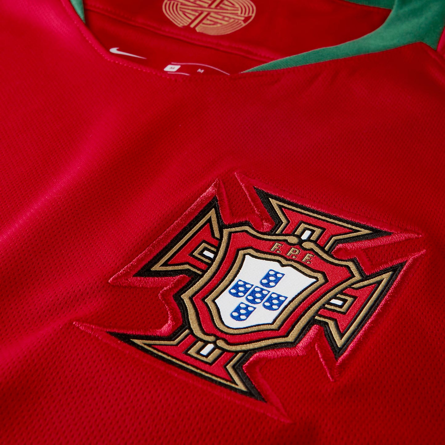 Escudo de la Federación Portuguesa de Fútbol bordado y detalle verde en el cuello que rinde homenaje a la bandera nacional en el jersey de CR7