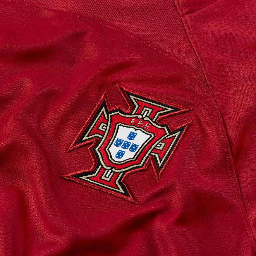 Acercamiento al escudo de la FPF bordado en el Jersey Nike de Cristiano Ronaldo Portugal Local Mundial 2022 en Futbol90MX