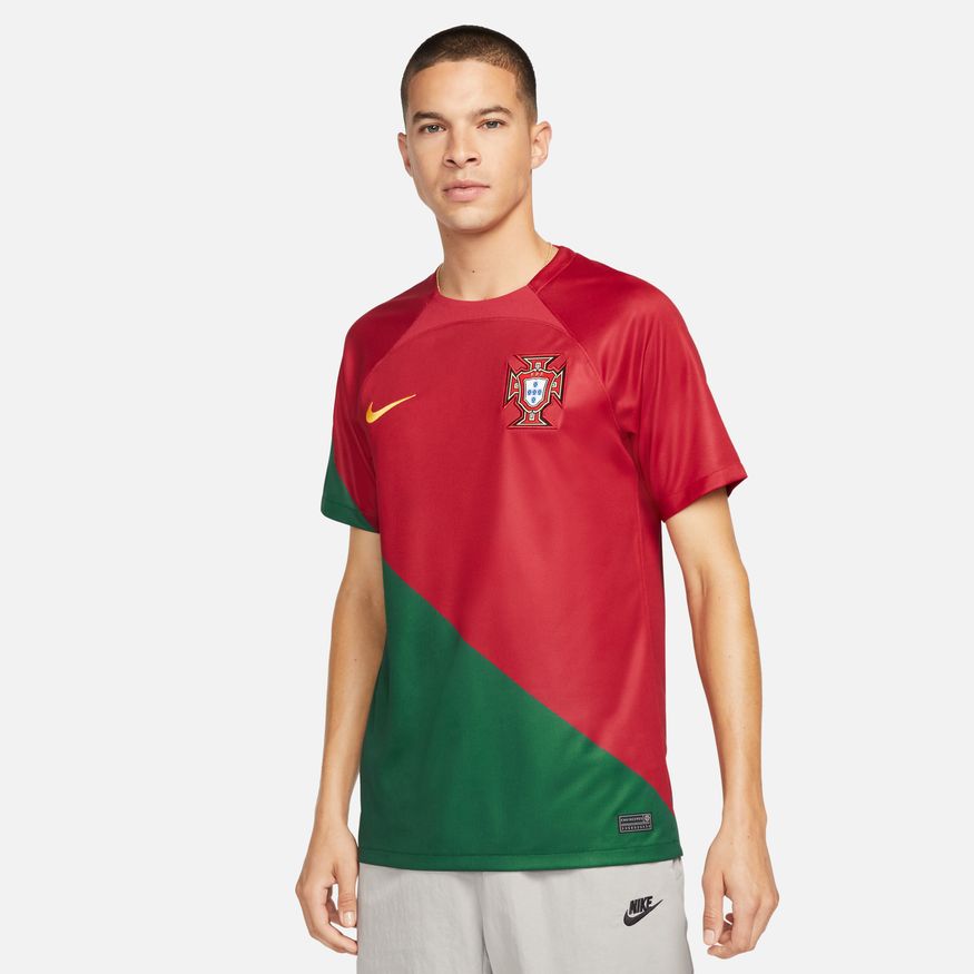 Plano detalle del tejido del jersey Nike Portugal Home 2022, mostrando la calidad del material de alto rendimiento y la fidelidad del color en el icónico diseño diagonal rojo y verde.