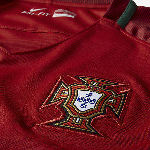 Acercamiento al escudo de FPF del Jersey de casa 2016 de Cristiano Ronaldo