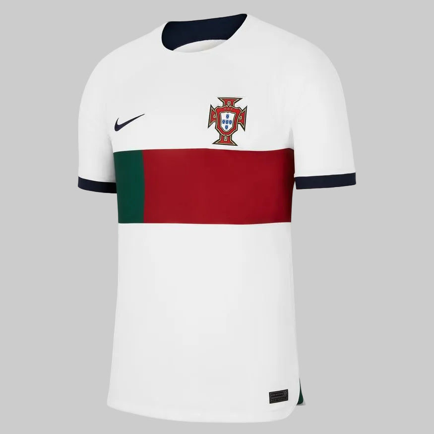 Vista frontal del jersey de visita de Portugal Qatar 2022, código DN0691-133, mostrando el escudo bordado y la franja horizontal característica, stock Futbol90MX