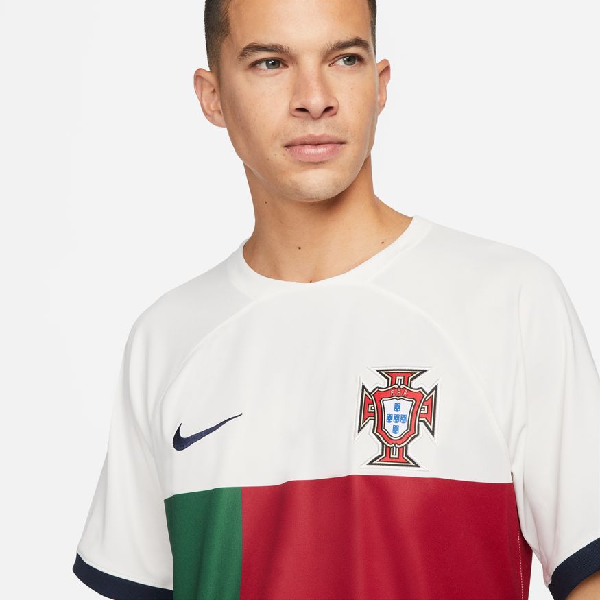 Acercamiento l pecho del Jersey de Visita de Portugal de Ronaldo Mundial 2022.
