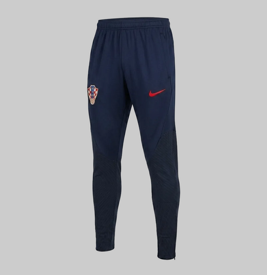 Perspectiva dinámica de los pants Nike DH6478-498 mostrando la estructura tridimensional y la distribución de los paneles de transpiración.