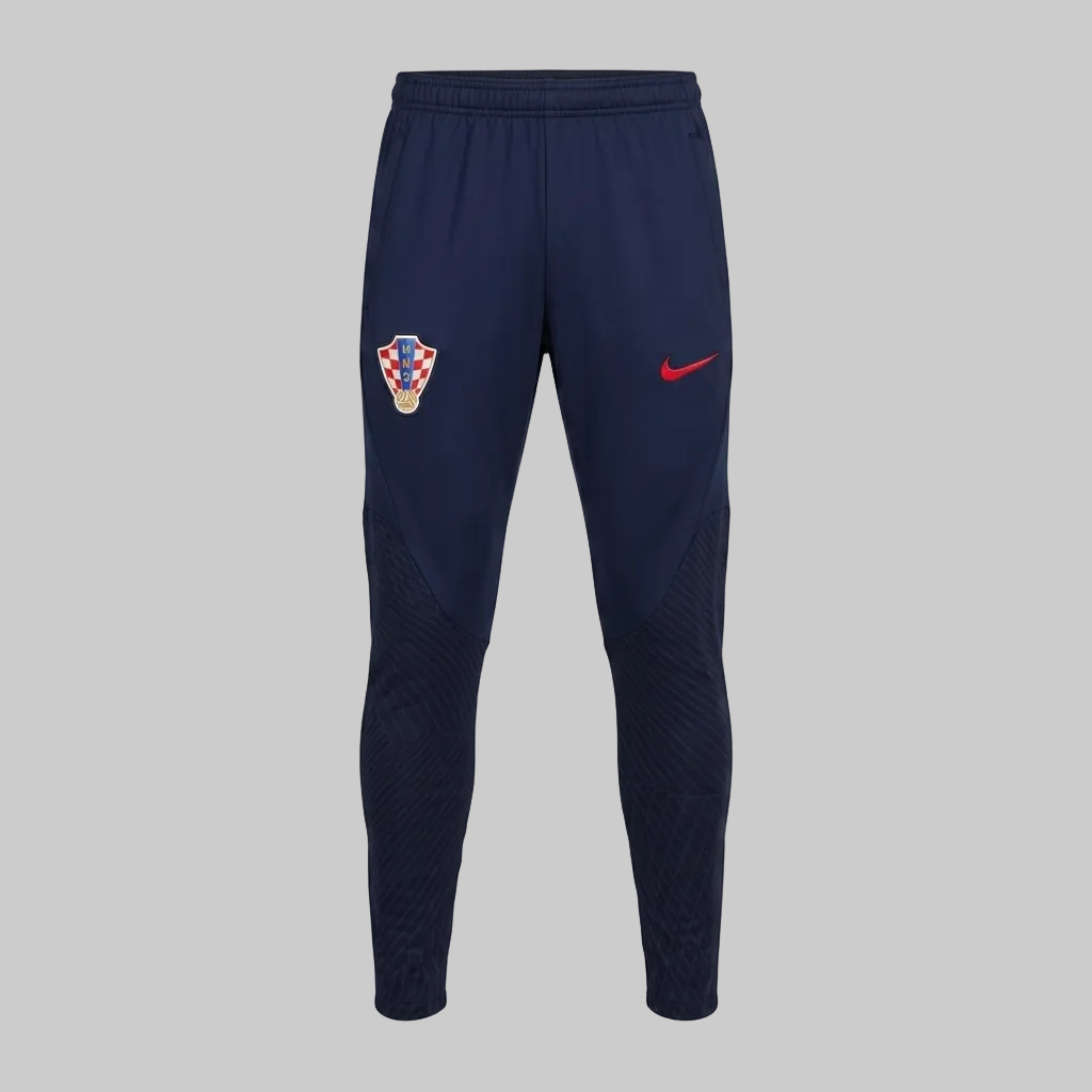 Pantalón de entrenamiento Nike Croacia Strike 2022 en color azul marino con escudo de la federación croata y Swoosh rojo universitario en corte Slim Fit.