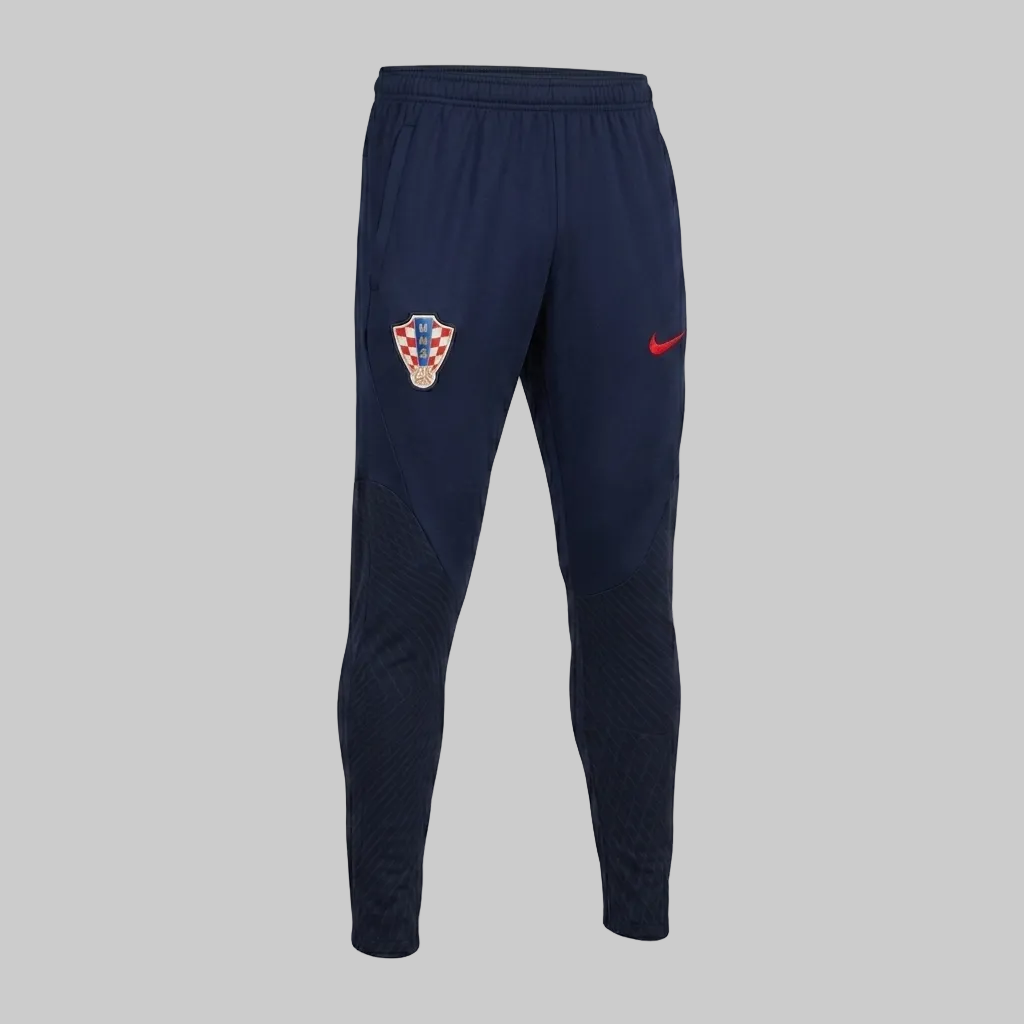 Vista angular de los pants de entrenamiento Croacia 2022 resaltando la caída técnica del tejido y el ajuste ergonómico para deportistas de élite.