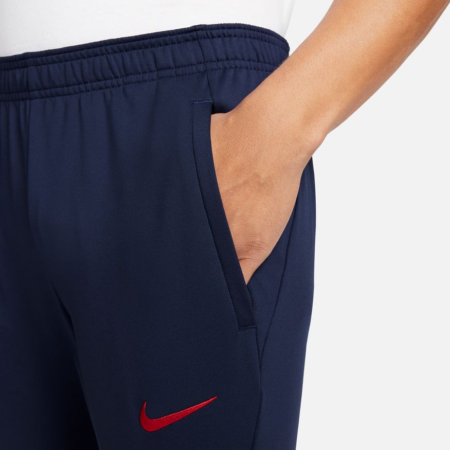 Detalle en alta resolución del logotipo de Nike, verificando la calidad de los materiales bordados de grado profesional.