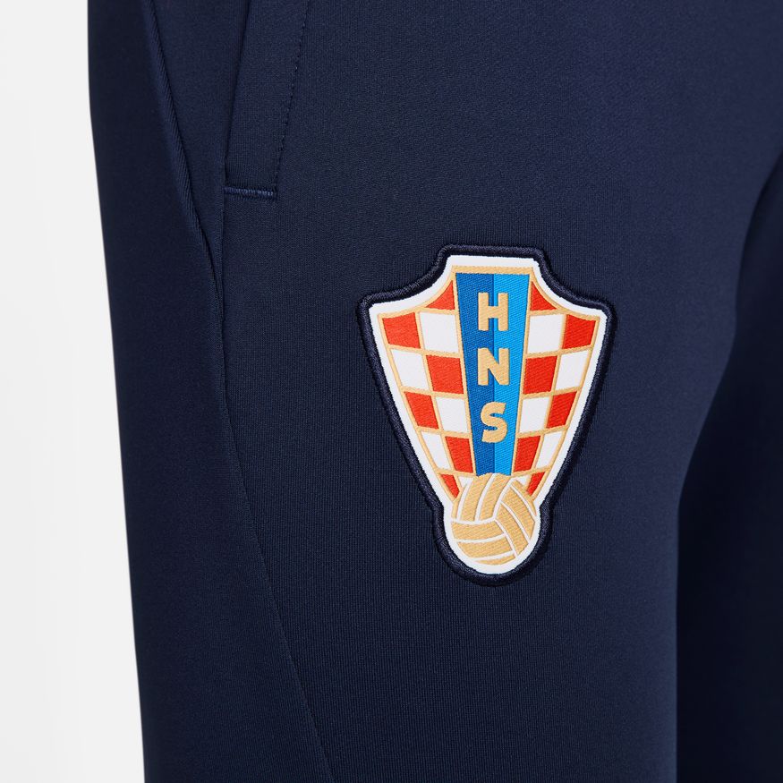Detalle en alta resolución del escudo de Croacia verificando la calidad de los materiales bordados de grado profesional.