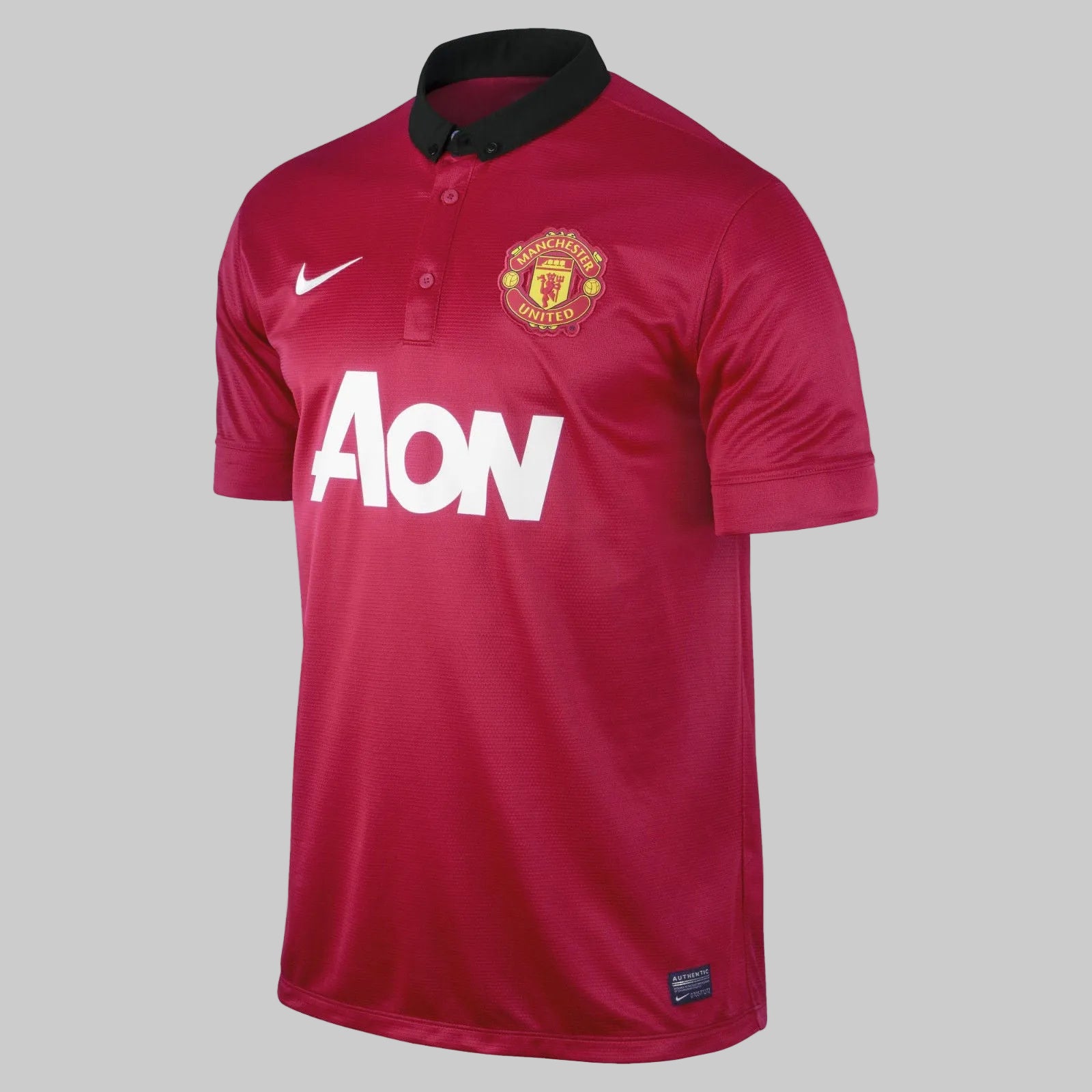 Primer plano del cuello mandarina negro abotonado y etiquetas originales Nike Deadstock del jersey 2013/14 532837-624