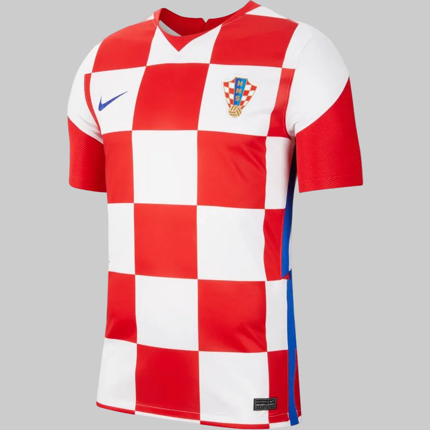 Jersey Nike CD0695-100 de la Selección de Croacia, versión local Euro 2020/21, con diseño Iconic Checker en rojo y blanco y escudo de la HNS, disponible en Futbol90MX