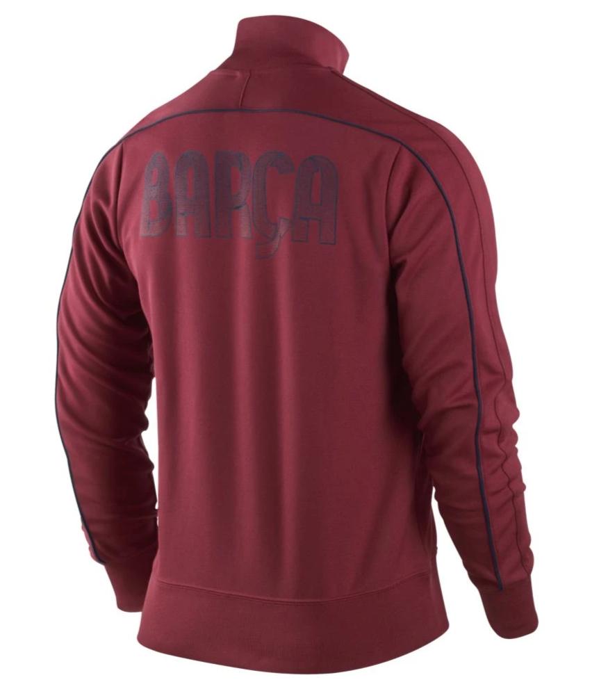 Detalle de la espalda con serigrafía en relieve de la chamarra Barcelona N98.