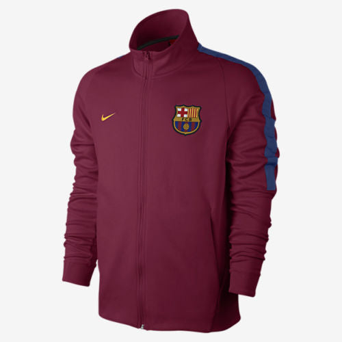 Detalle del escudo bordado del FC Barcelona en chamarra Authentic Franchise.