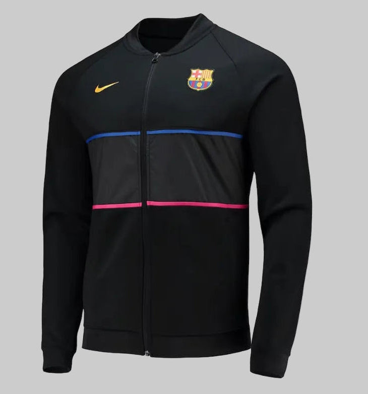 Vista en tres cuartos de la chamarra original del FC Barcelona 2022/23 destacando el corte de cuello alto codigo Nike DB7812-014 en Futbol90MX
